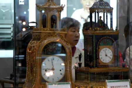 钟表摆放风水挂卧室墙壁好不好观点