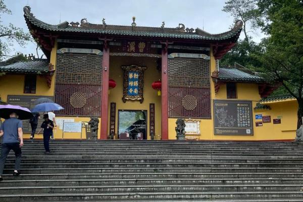 苏轼去世前路过南华寺，拜谒六祖真身后大哭，临终留八字总结一生