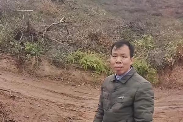 村里人说他八字太硬，我说他命好苦