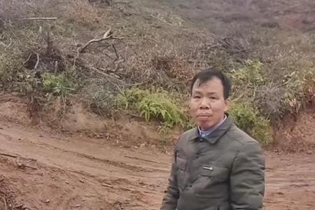 村里人说他八字太硬，我说他命好苦